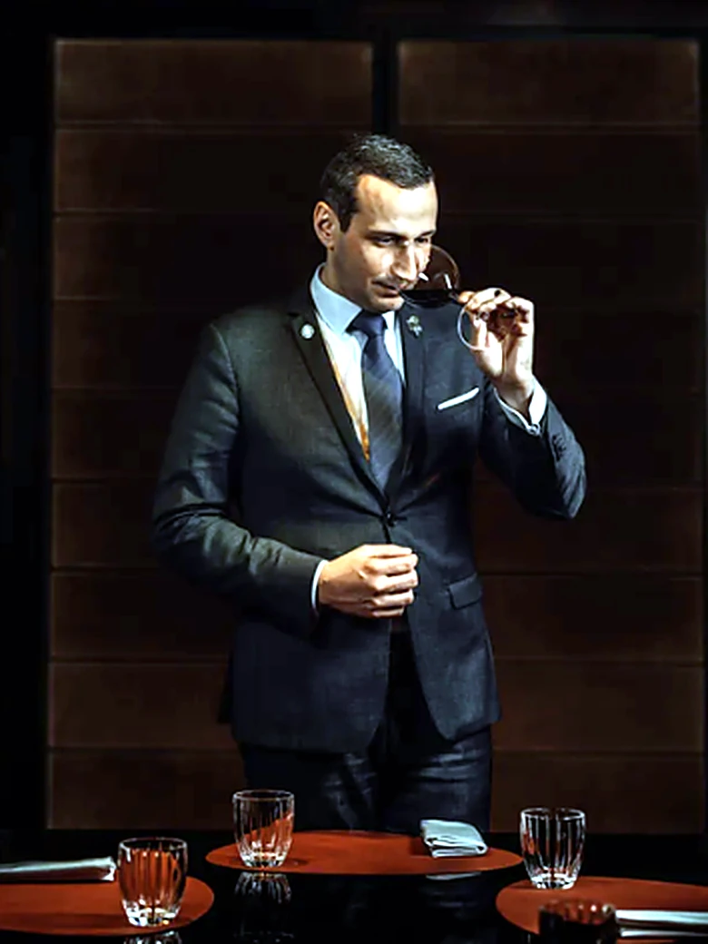 Un sommelier déguste un grand vin