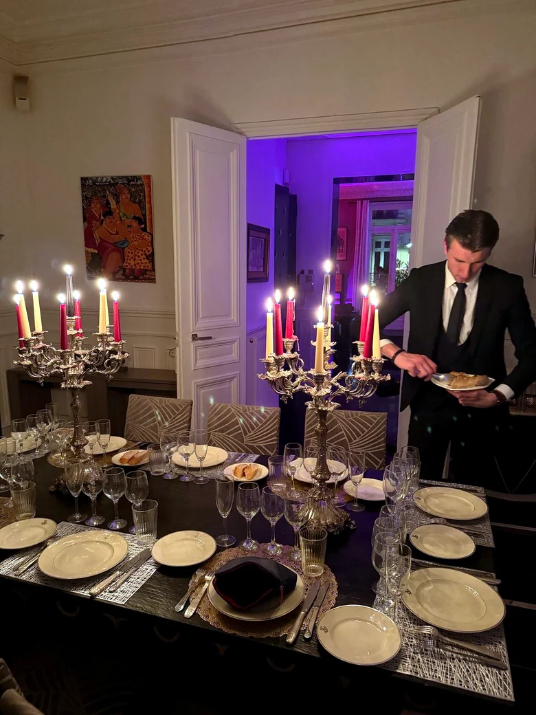 Un service à table, aux chandelles