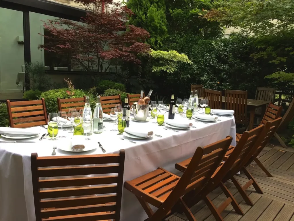 Dîner sur la terrasse extérieure du Jardin des Bauches Paris 16e