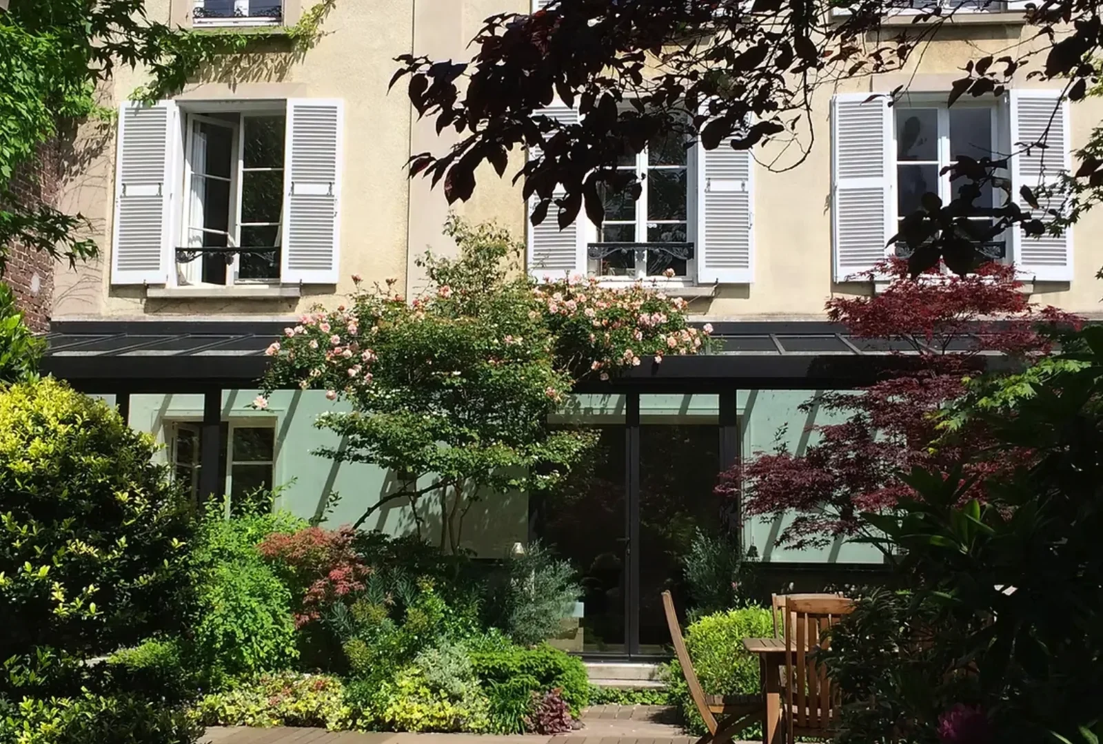 Façade et véranda du Jardin des Bauches, lieu événementiel Paris 16e