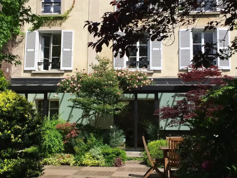 Façade et véranda du Jardin des Bauches, lieu événementiel Paris 16e