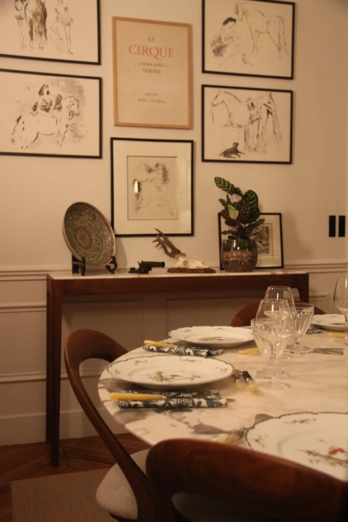 Lithographies du Cirque de Vertès dans la salle à manger de Maison Rapp, Paris 7e
