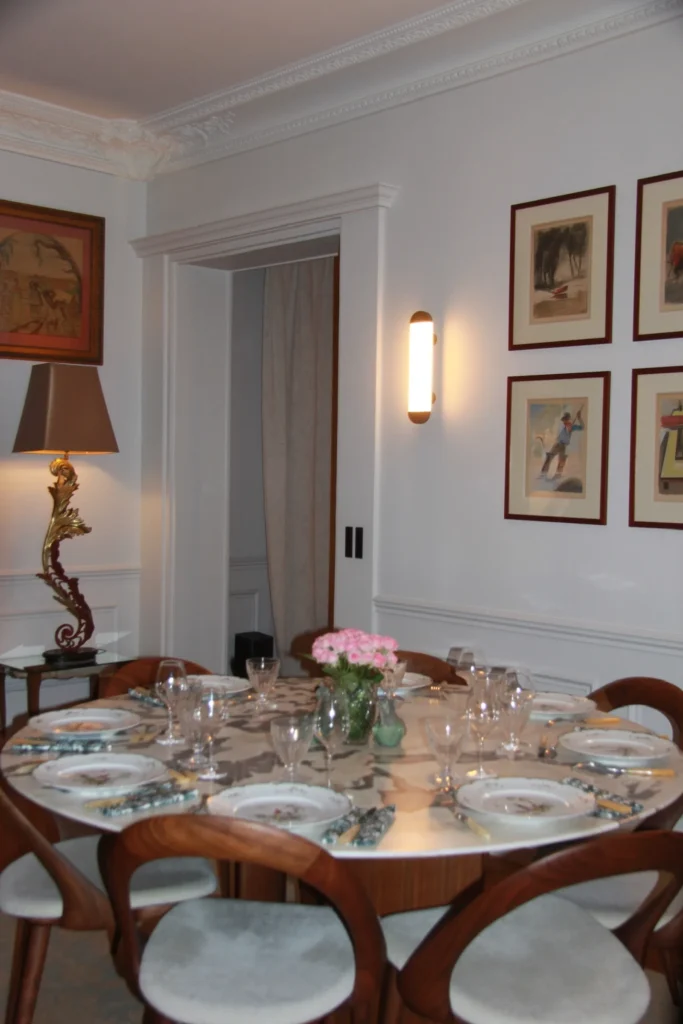 Salle à manger haussmannienne de Maison Rapp avec moulures dorigine, Paris 7e
