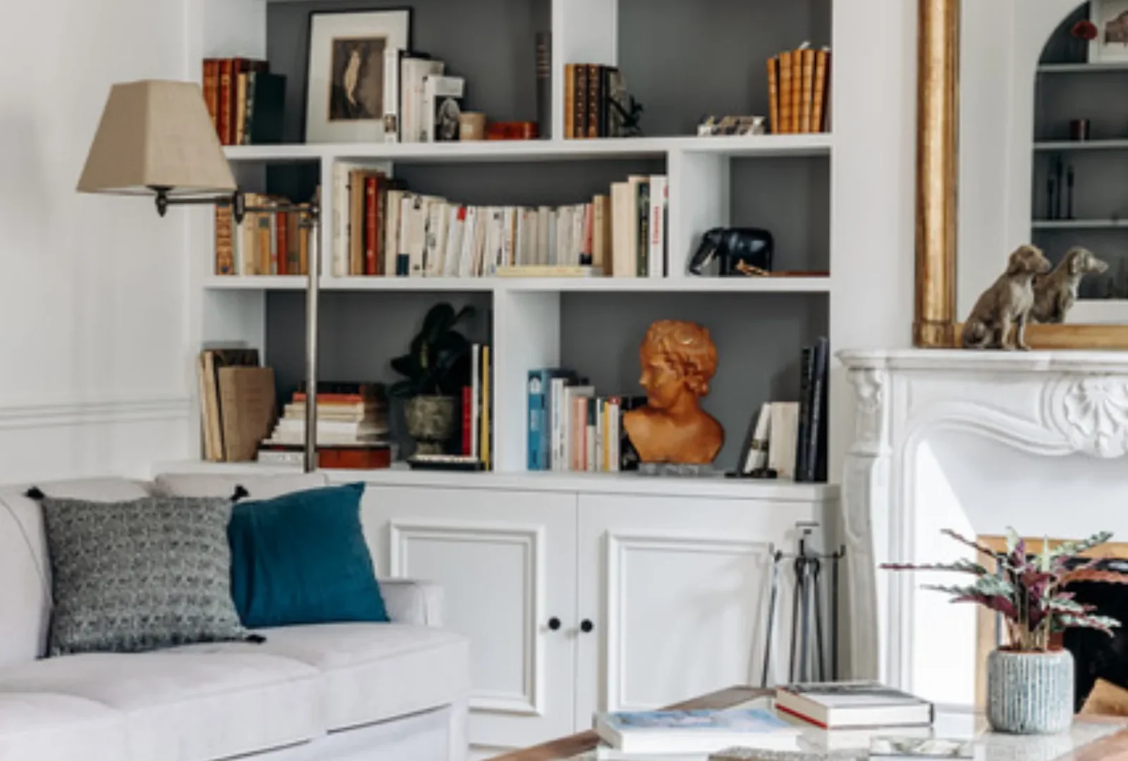 Salon haussmannien de Maison Rapp avec bibliothèque et cheminée en marbre, Paris 7e