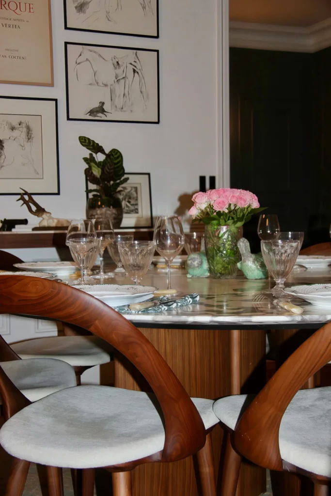 Détail de la table en marbre de Maison Rapp dressée pour un dîner intimiste
