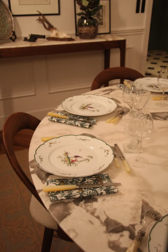 Table en marbre dressée par Prémices à Maison Rapp pour un dîner privé Paris 7e