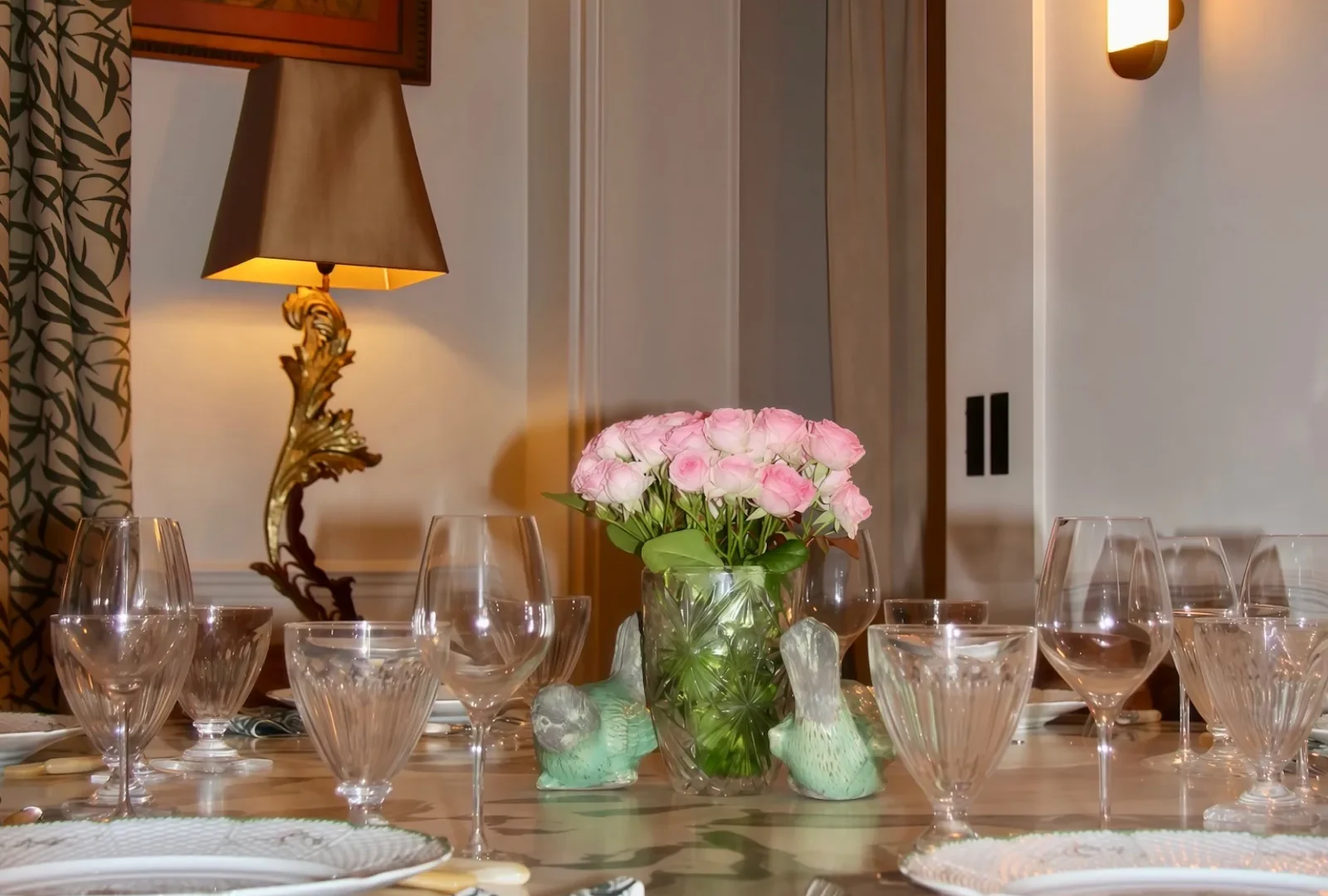 Table dressée dans un salon haussmannien, Maison Rapp