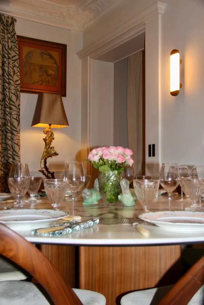 Table en marbre de Maison Rapp avec bouquet de roses, dîner intimiste haussmannien