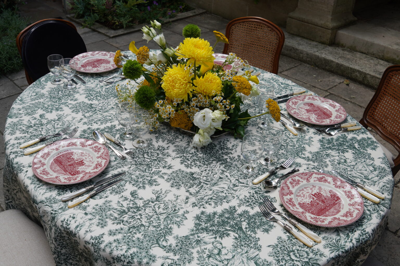 An elegant garden dinner set by a Prémices private chef at a Provence mas