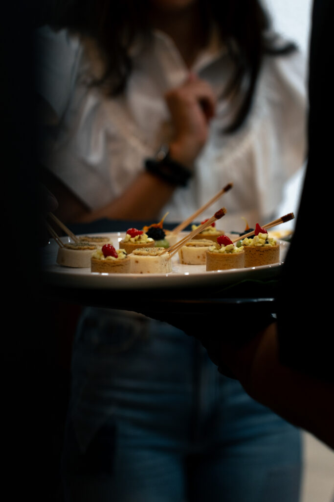 Bouchées fines et canapés servis à l'apéritif