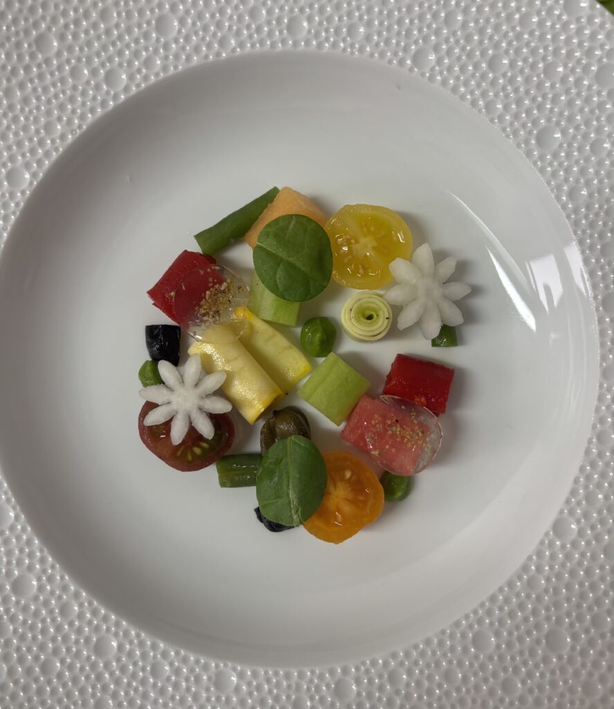 Entrée de légumes et tomates anciennes, dressage méditerranéen