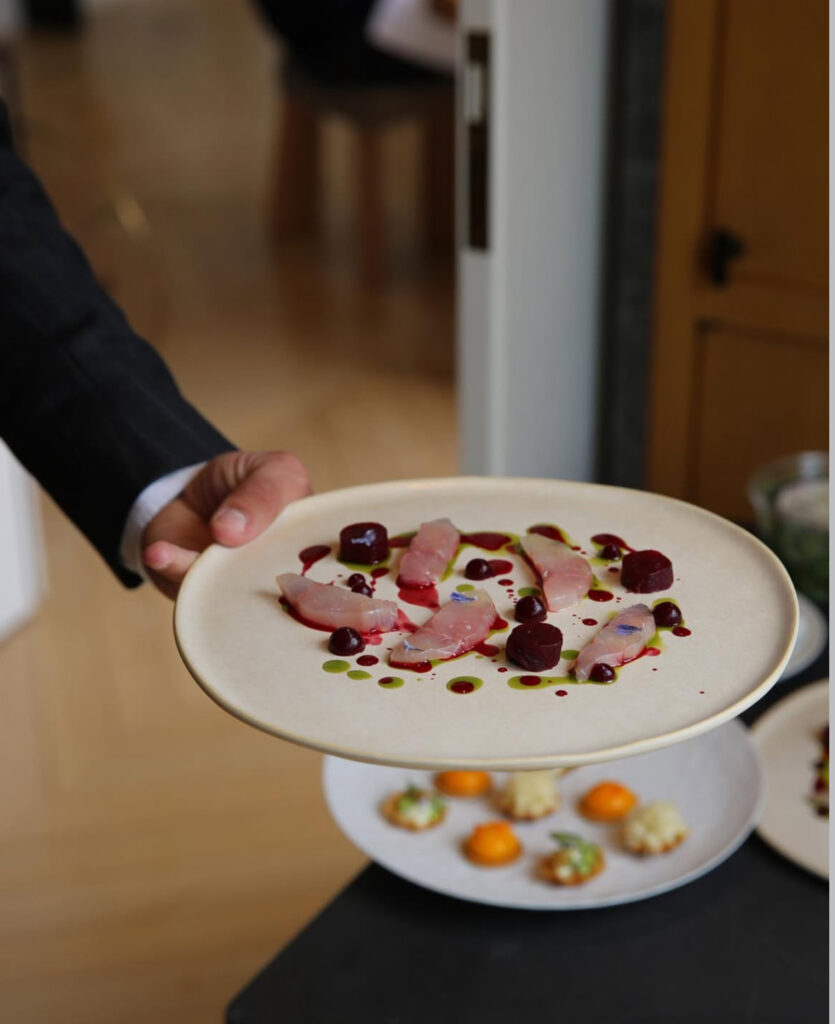 Poisson mariné et betterave, dressage de chef